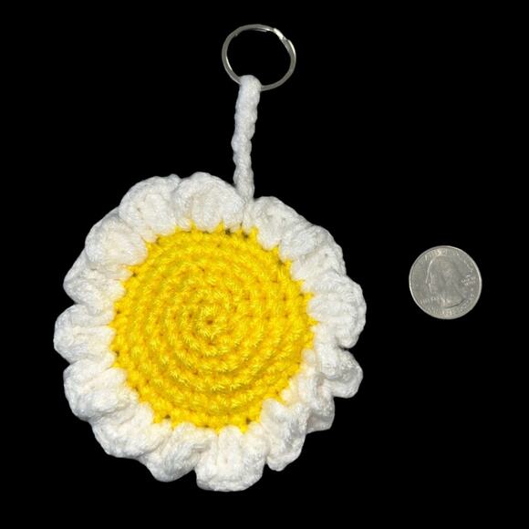 Creaciones Cayana Handmade Daisy Flower Keychain - Picture 2 of 3